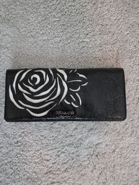 Coach Patent Leather Floral Continental Wallet - Black/White
